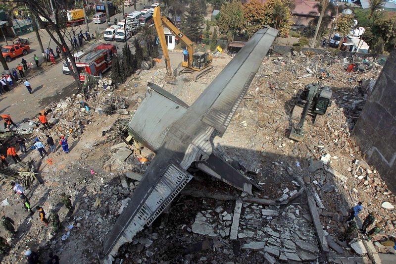 Военнотранспортен самолет ”Херкулес” С-130 се разби в жилищен район в град Медан