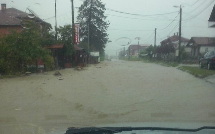 Наводнени и полусрутени къщи в Ловеч и Троян