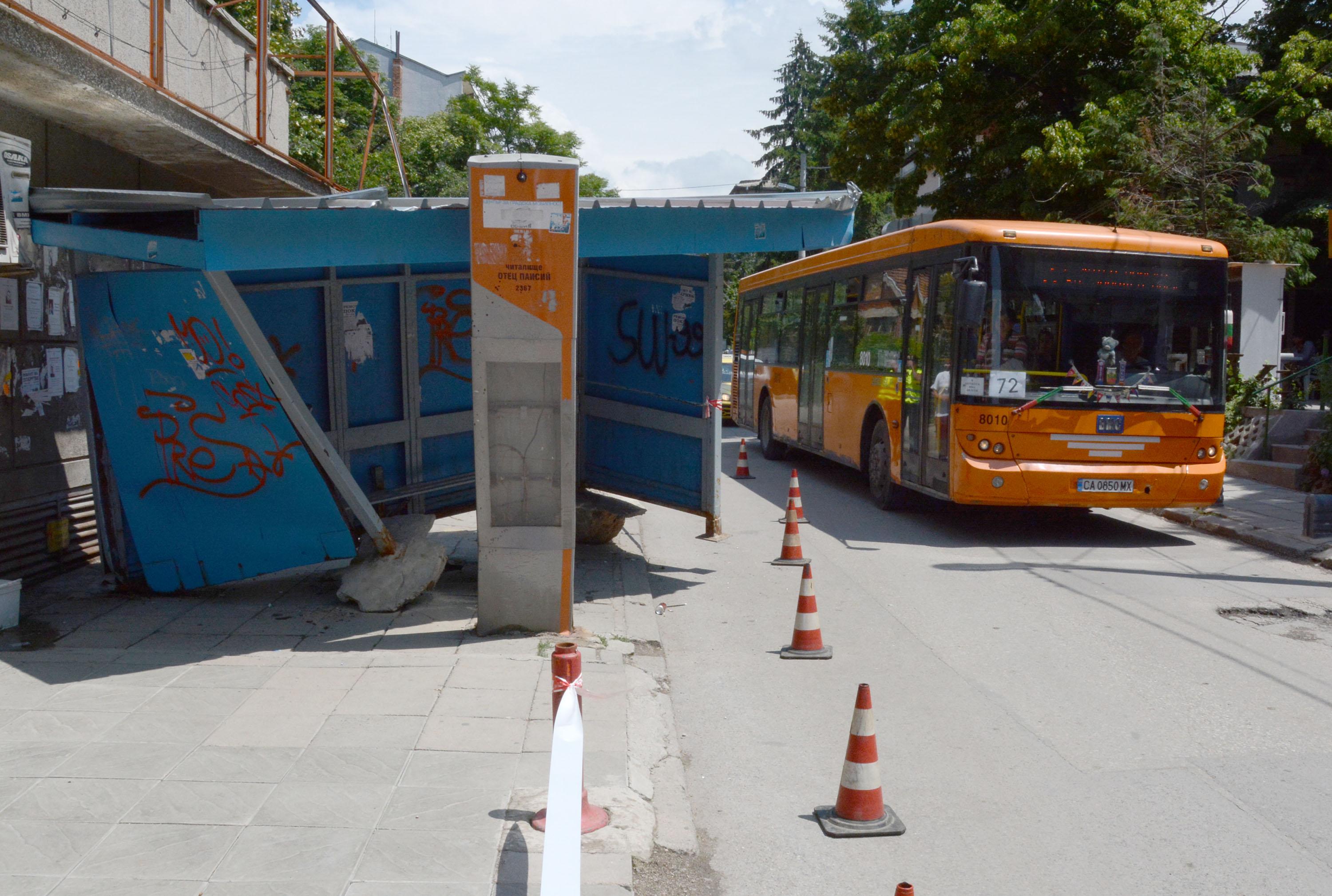 Автобус удари спирка в София, пострада жена