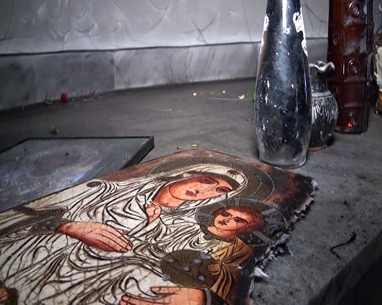 Всички икони са били свалени от стените, струпани в центъра на параклиса и са подпалени