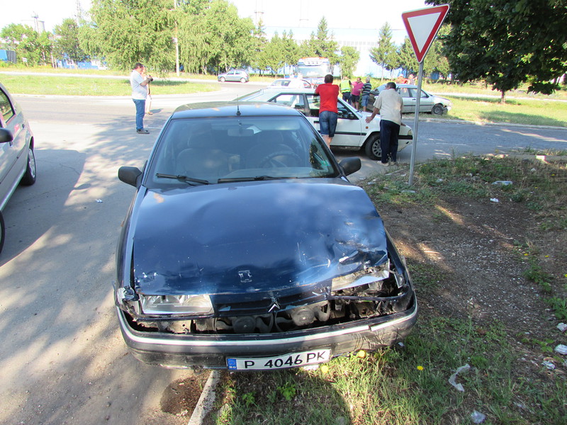 Шофьор на лек автомобил в Русе предизвика верижна катастрофа заради бързане за работа