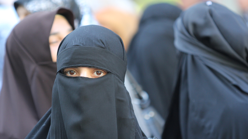 Жени пред Съдебната палата в Пазарджик по време на делото срещу имамите
