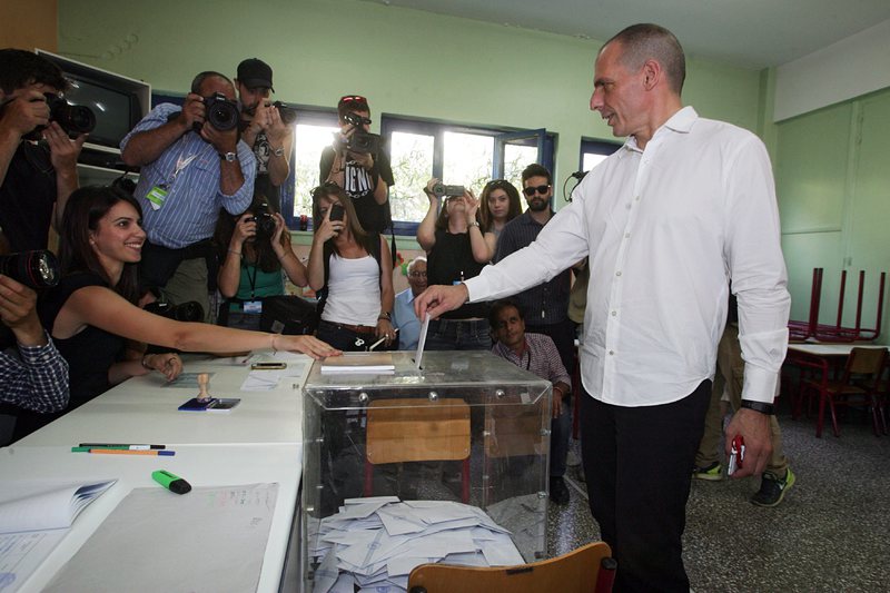 Финансовият министър на Гърция Янис Варуфакис гласува на референдума