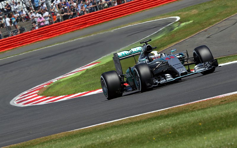 Люис Хамилтън спечели за трети път в кариерата си Гран При на Великобритания