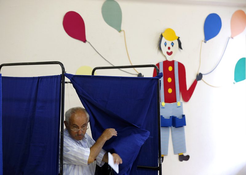 Гърците започнаха гласуването по споразумението с кредиторите