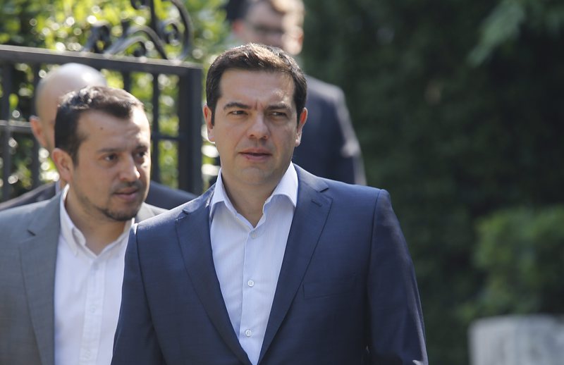 Премиерът Алексис Ципрас - със силни позиции у дома, но с отслабени в ЕС