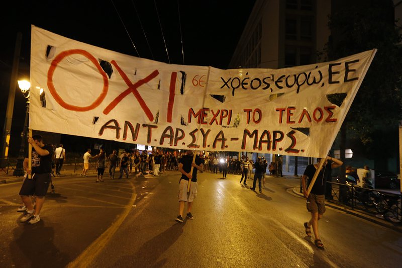 Хиляди гърци ликуваха в Атина след победата на ”не”-то