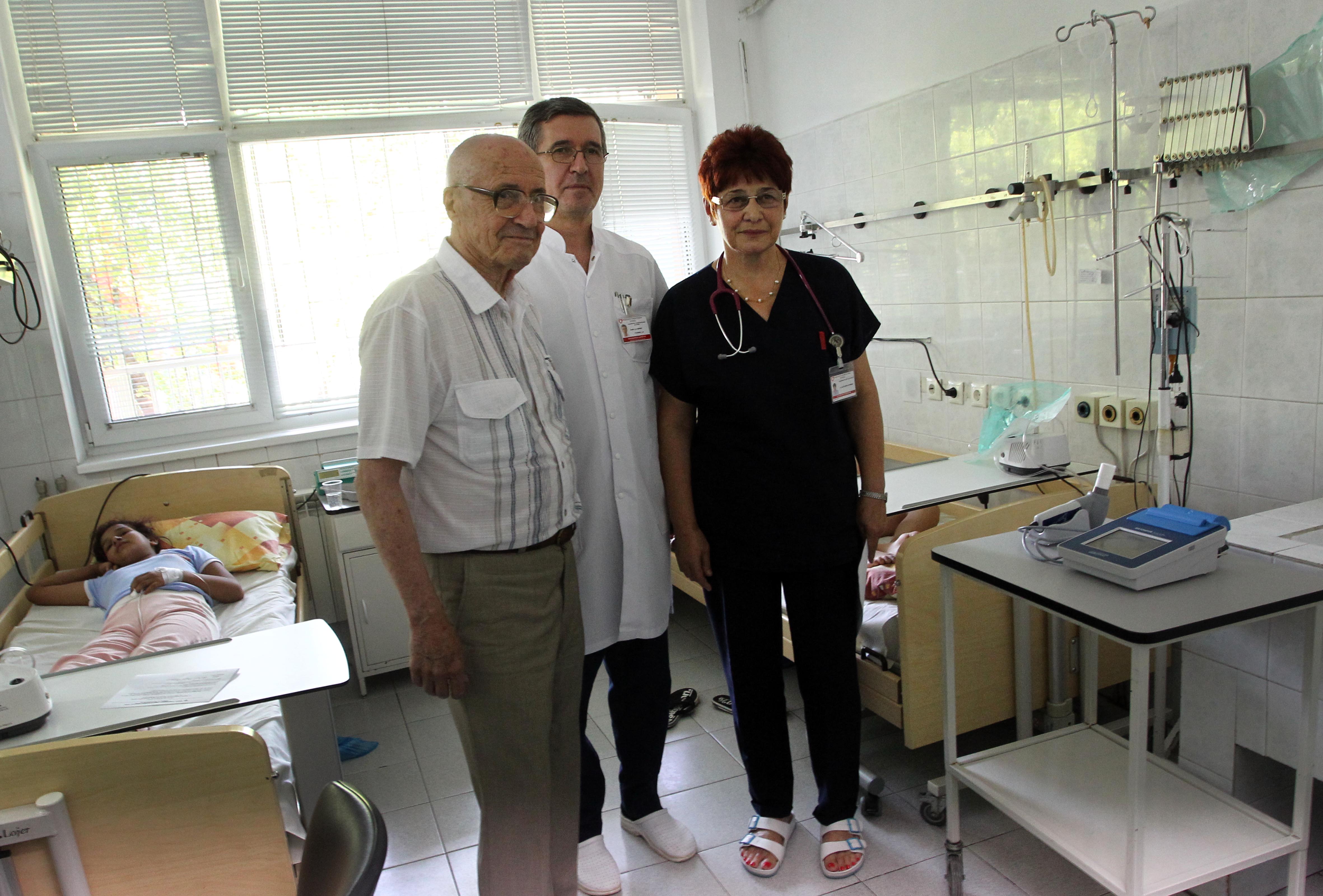 Дарителят Иван Анев (вляво) осигури апаратура на Националната кардиологична болница