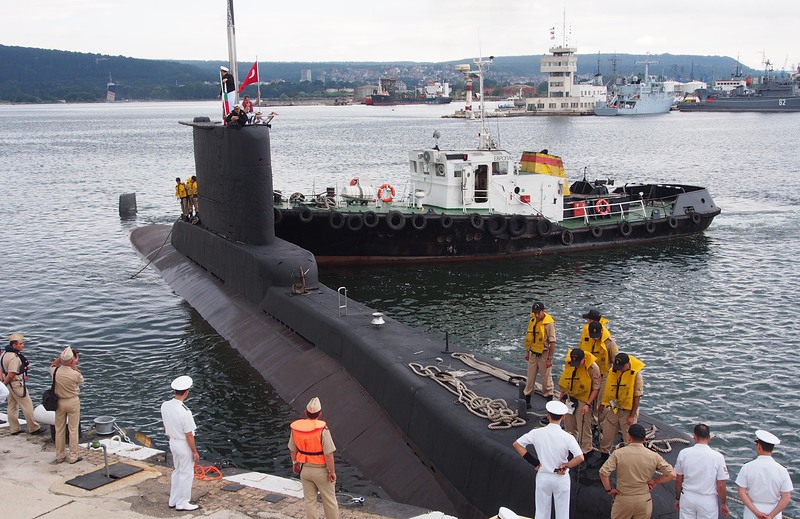 Турска подводница почти се оплете във Варна