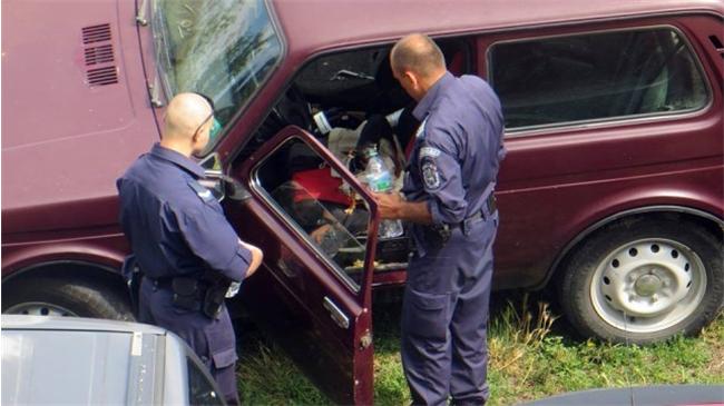Полицаи спасиха куче, заключено в кола