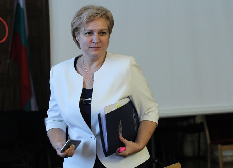 Менда Стоянова в малцинство за изтеглянето на бюджета
