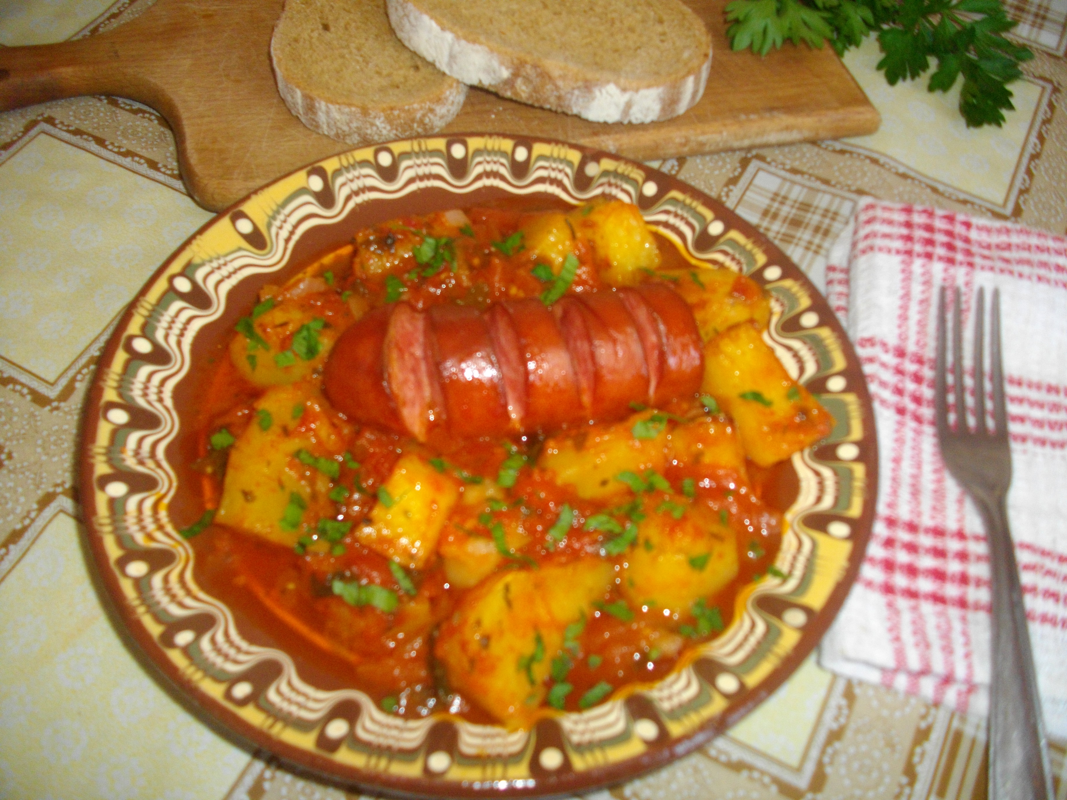 Пресни картофи с наденица и доматен сос