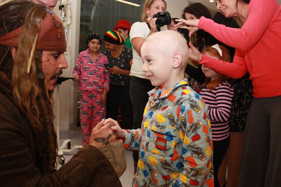 Пиратът Джони Деп зарадва болни деца (видео)