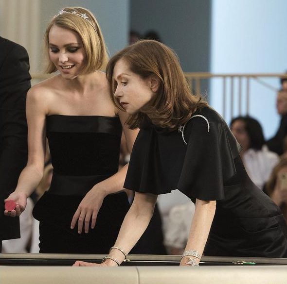 Дъщерята на Ванеса Паради - Лили-Роуз Деп, и актрисата Изабел Юпер на ревюто на Шанел