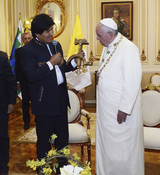 Папа Франциск получи от президента на Боливия Ево Моралес кръст под формата на сърп и чук