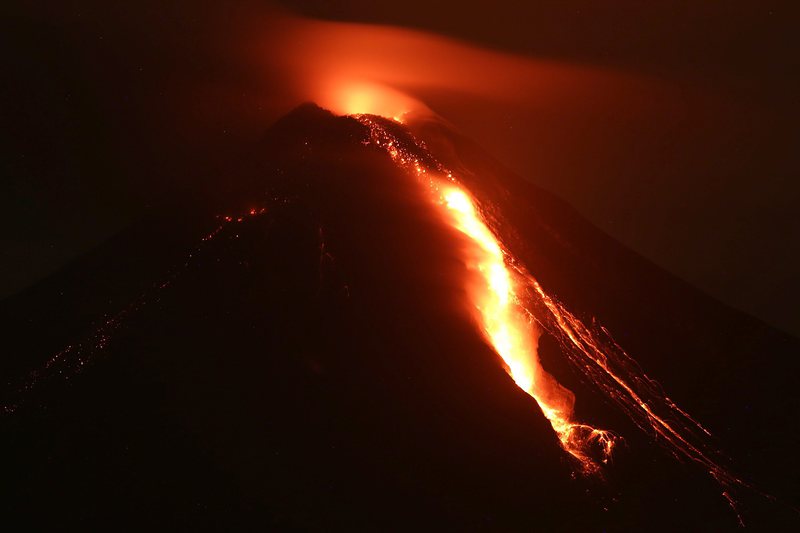 Лава се стича от вулкана ”Колима” в Мексико (снимки)