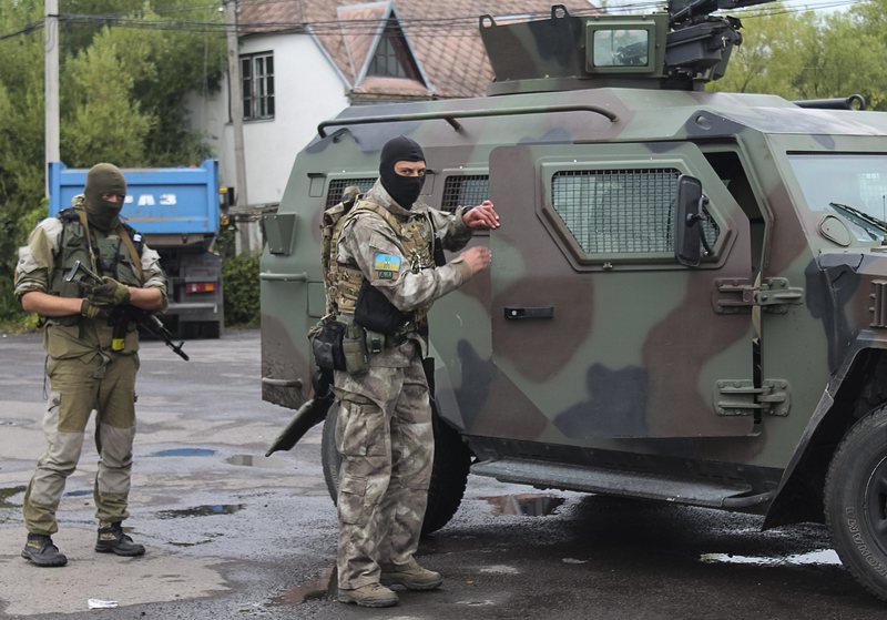 Украински военни части в операция по издирване на бойци от партията ”Десен сектор”, недалеч от западния град Мукачево
