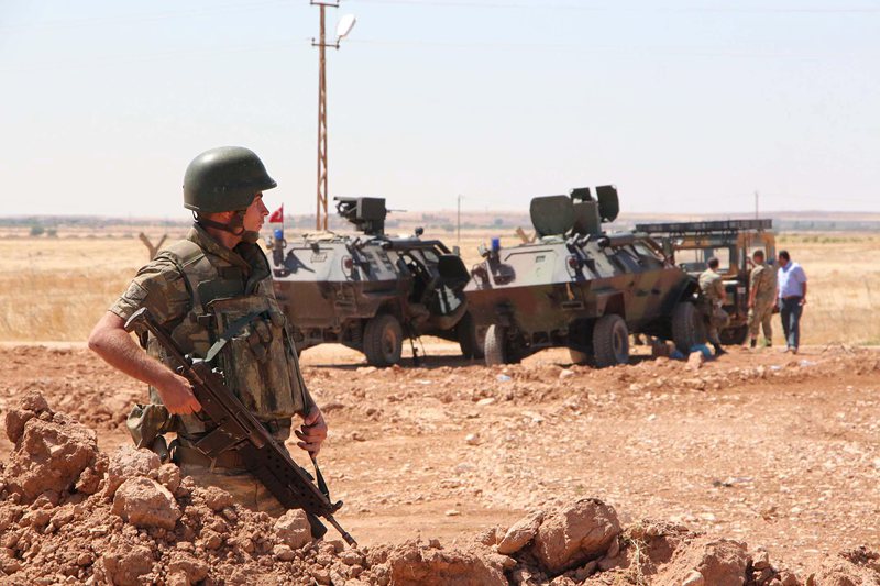 Войник от Сирийската армия по време на операция срещу Ислямска държава