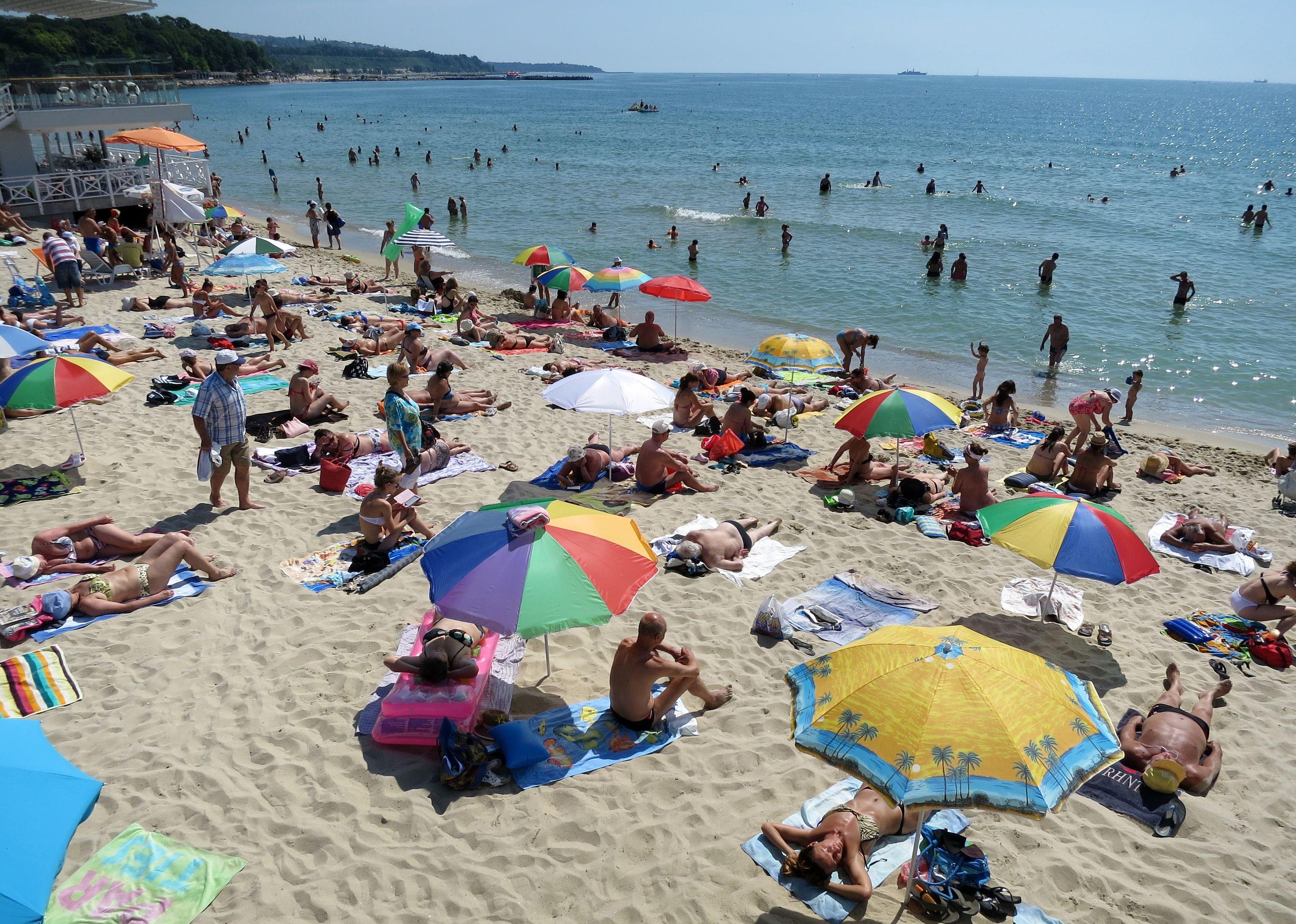 Плажовете са пълни с руски туристи, а хотелиерите отчитат спад