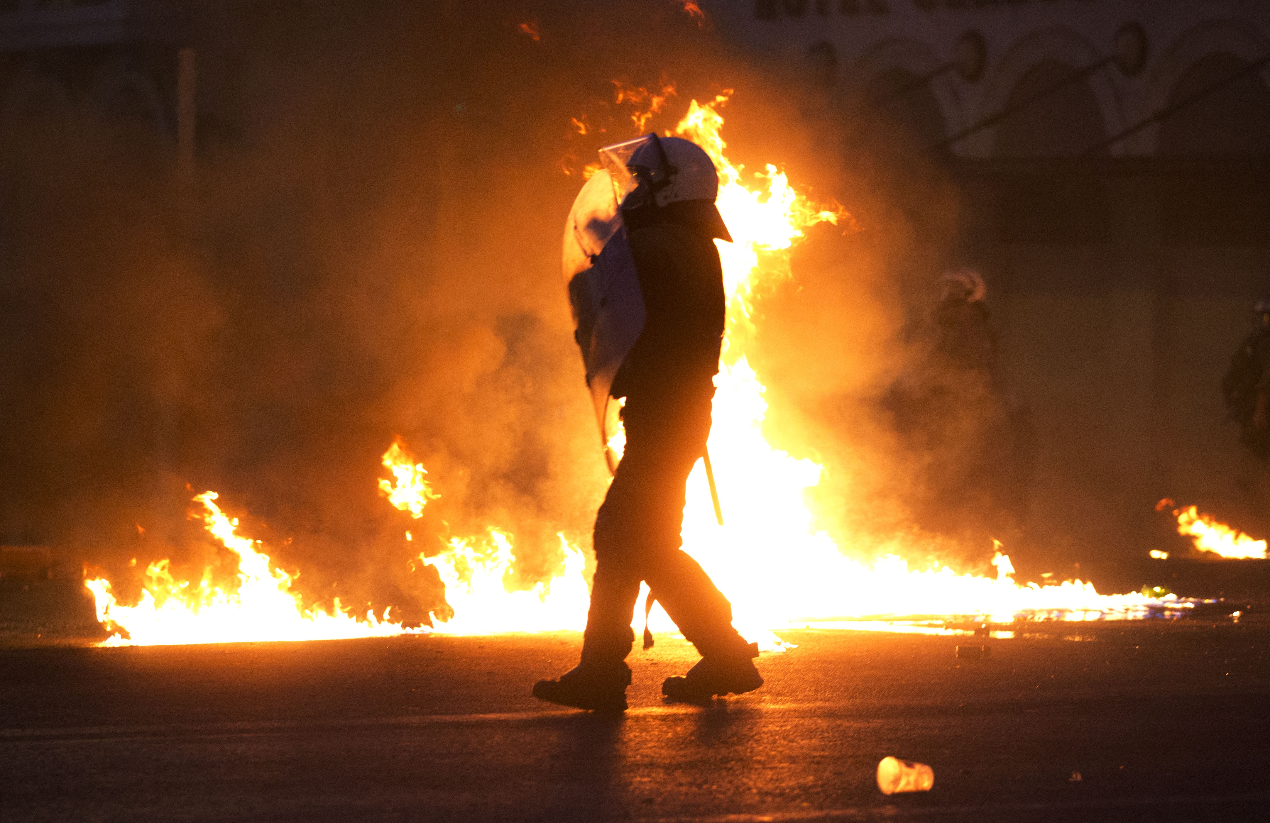Ожесточени сблъсъци в центъра на Атина (снимки)