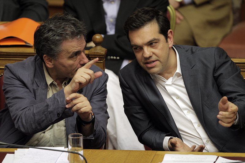 Алексис Ципрас (вдясно) включи Евклидис Цакалотос като нов (стар) финансов министър