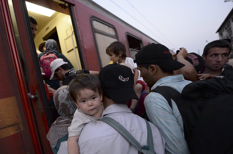 Гърция прехвърля имигранти към македонската граница