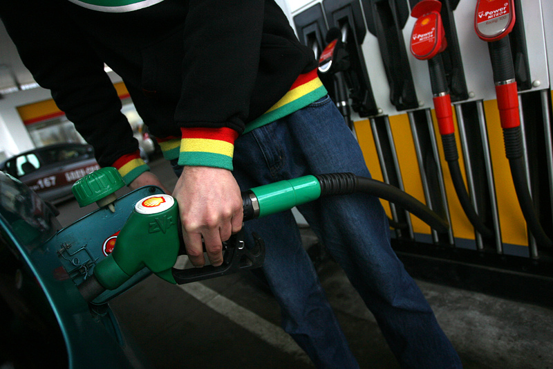 Бензинът в САЩ поевтиня до 2.74 долара за галон
