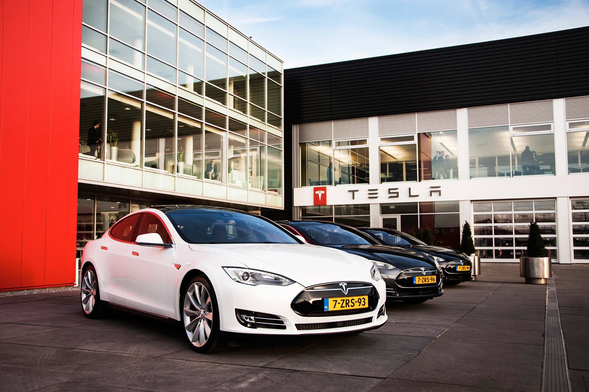 Tesla привика всички Model S в сервизите