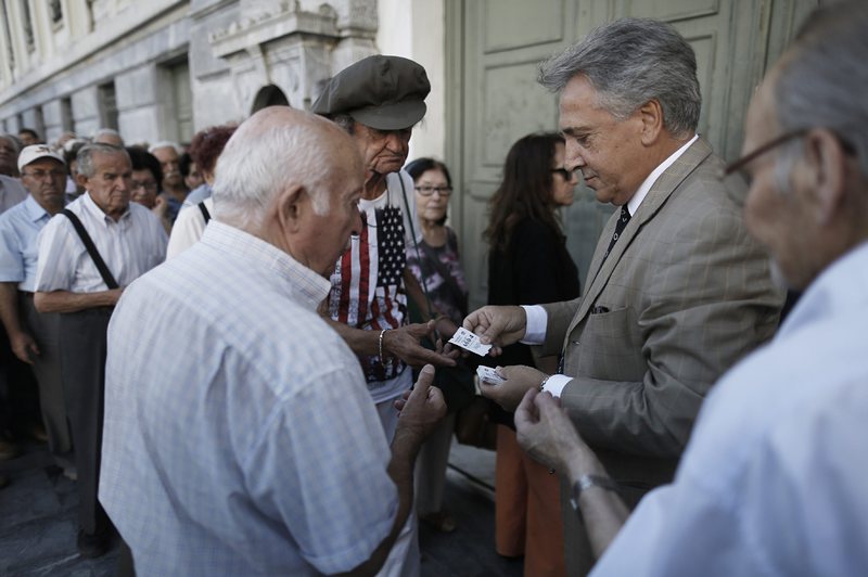 Банките в Гърция отвориха отново, лимитът от €60/ден остава
