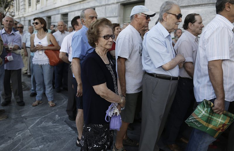 Опашки пред банки в Гърция - в последната седмица на юли ще могат да се теглят по 420 еврот