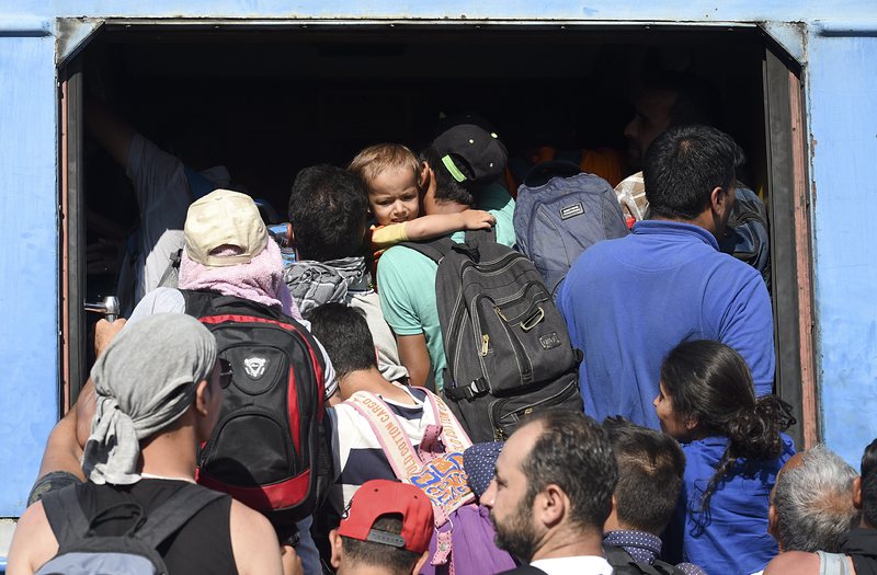 Бежанци се качват на влак в македонския град Гевгелия