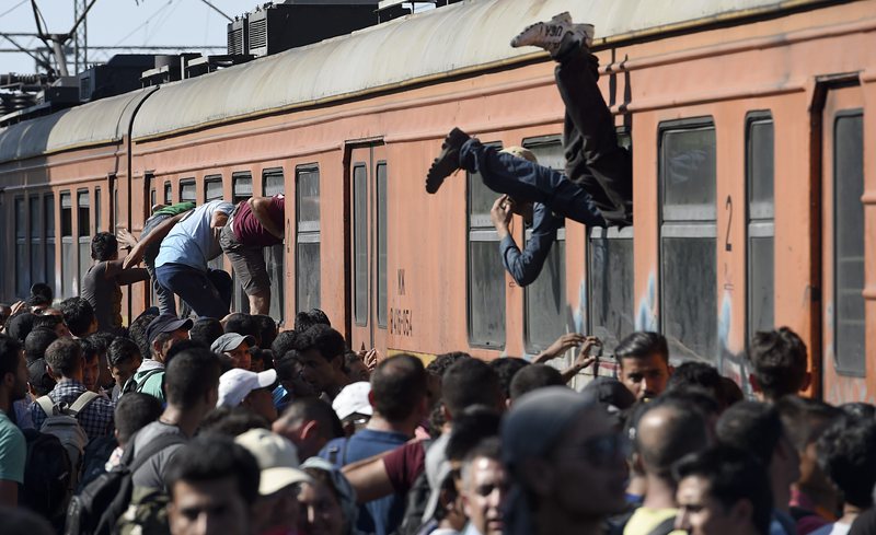 Бежанци се качват на влак в македонския град Гевгелия