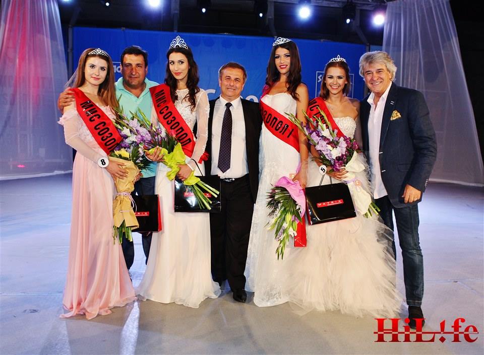 Калина Жейнова (трета от ляво надясно) е ”Мис Созопол” 2015