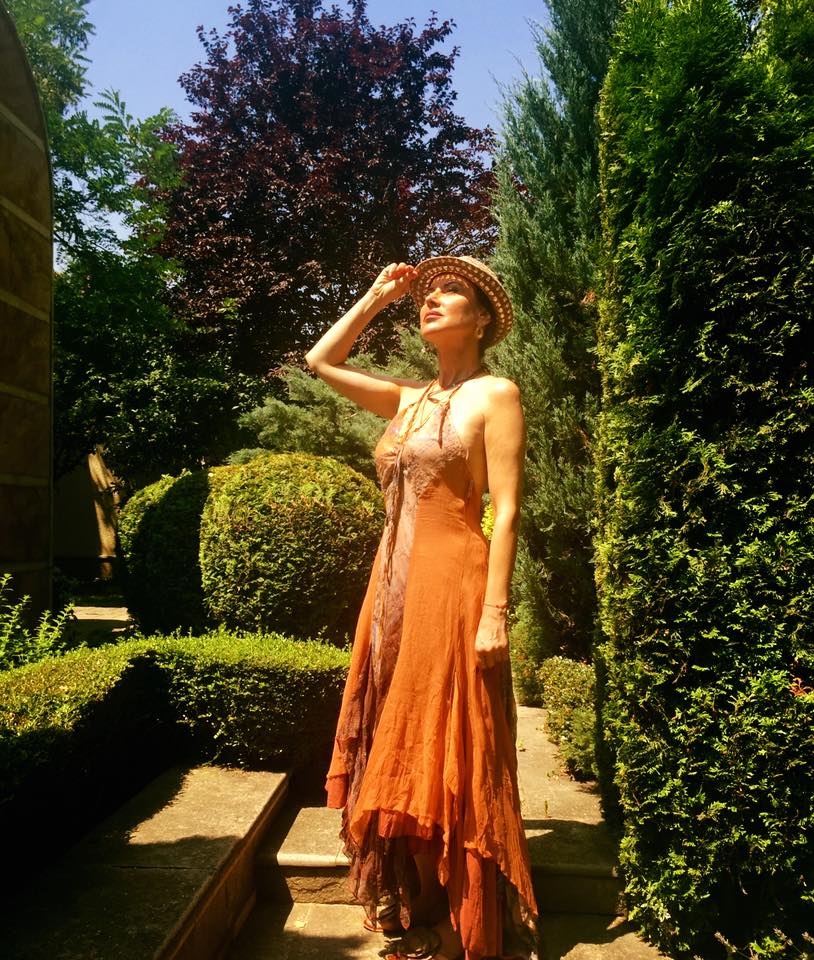Илиана Раева в градината си