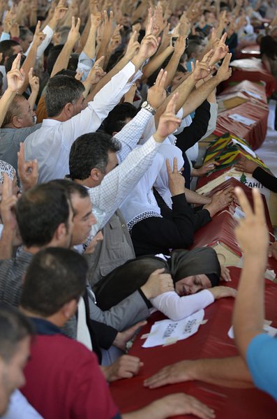 Погребението на жертвите от атентата в Суруч премина в протест с искания към държавата