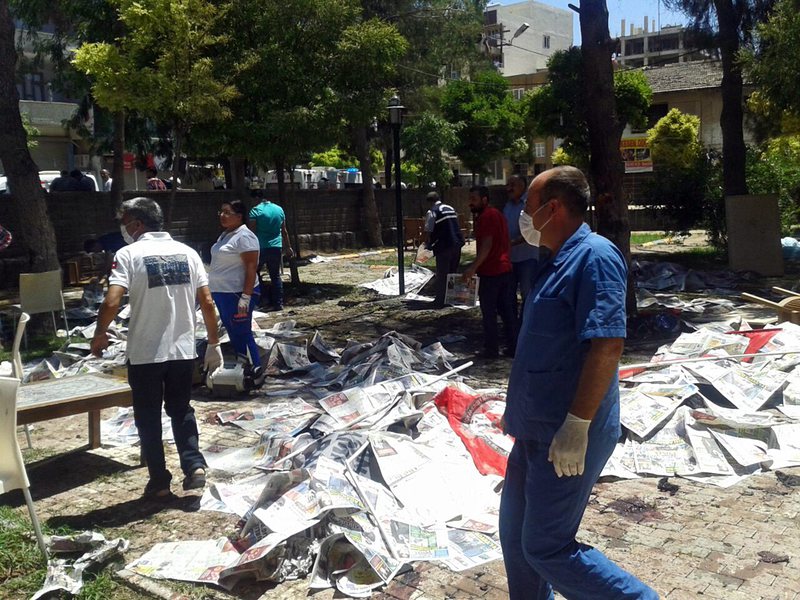 Покрити останки от телата на жертвите в Суруч