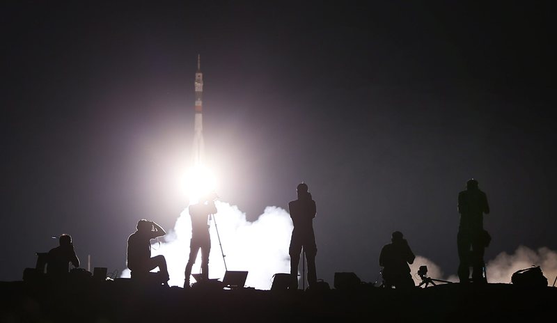 Корабът ”Союз” се скачи успешно с МКС (снимки)
