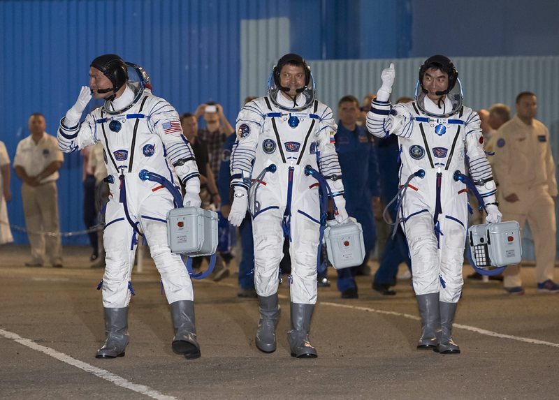 Американецът Чел Линдгрен, руснакът Олег Кононенко и японецът Кимия Юи - новият екипаж на МКС