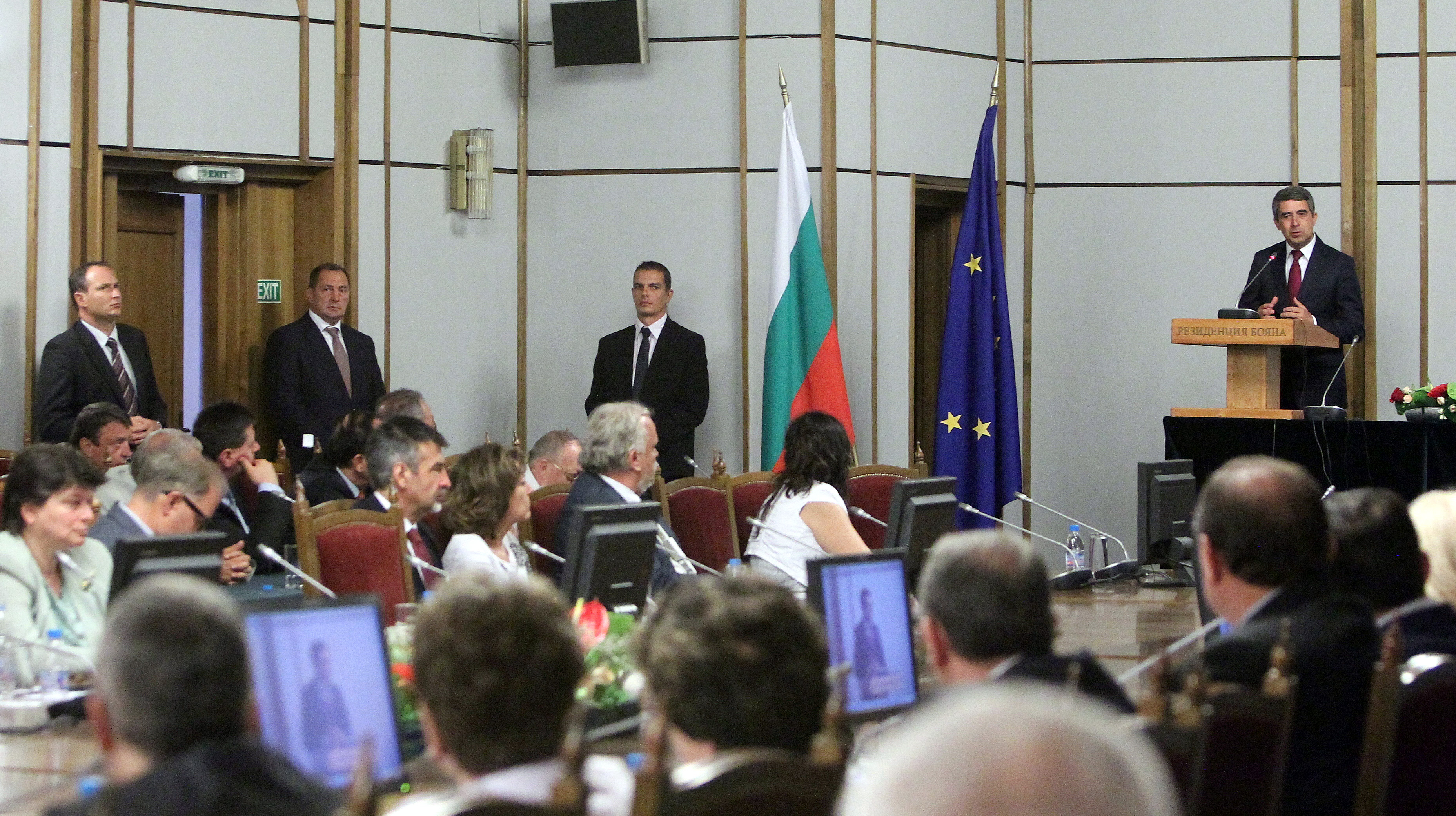 Президентът към посланиците: Хвалете България по света