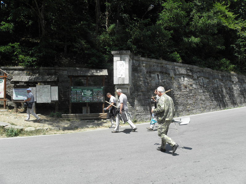 Доброволци участват в гасенето на пожара в Рила