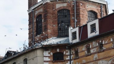 Детеубиец съди България за 150 хил. лв. заради кошмарни условия в затвора