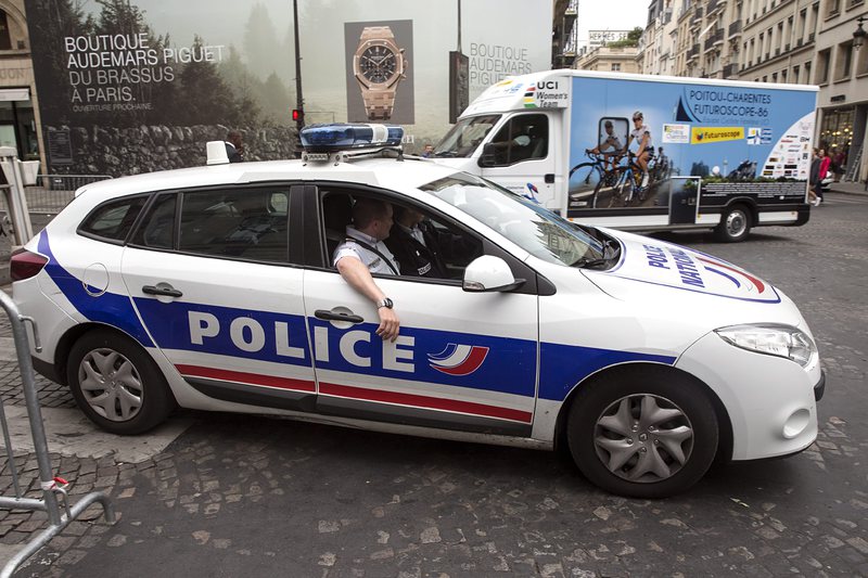 Полицията стреля по кола на Тур дьо Франс