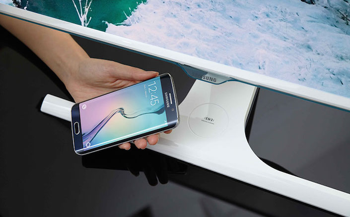 Монитор на Samsung зарежда безжично смартфони