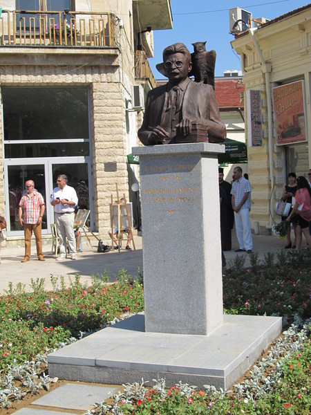 Автор на монумента е скулпторът Георги Чапкънов