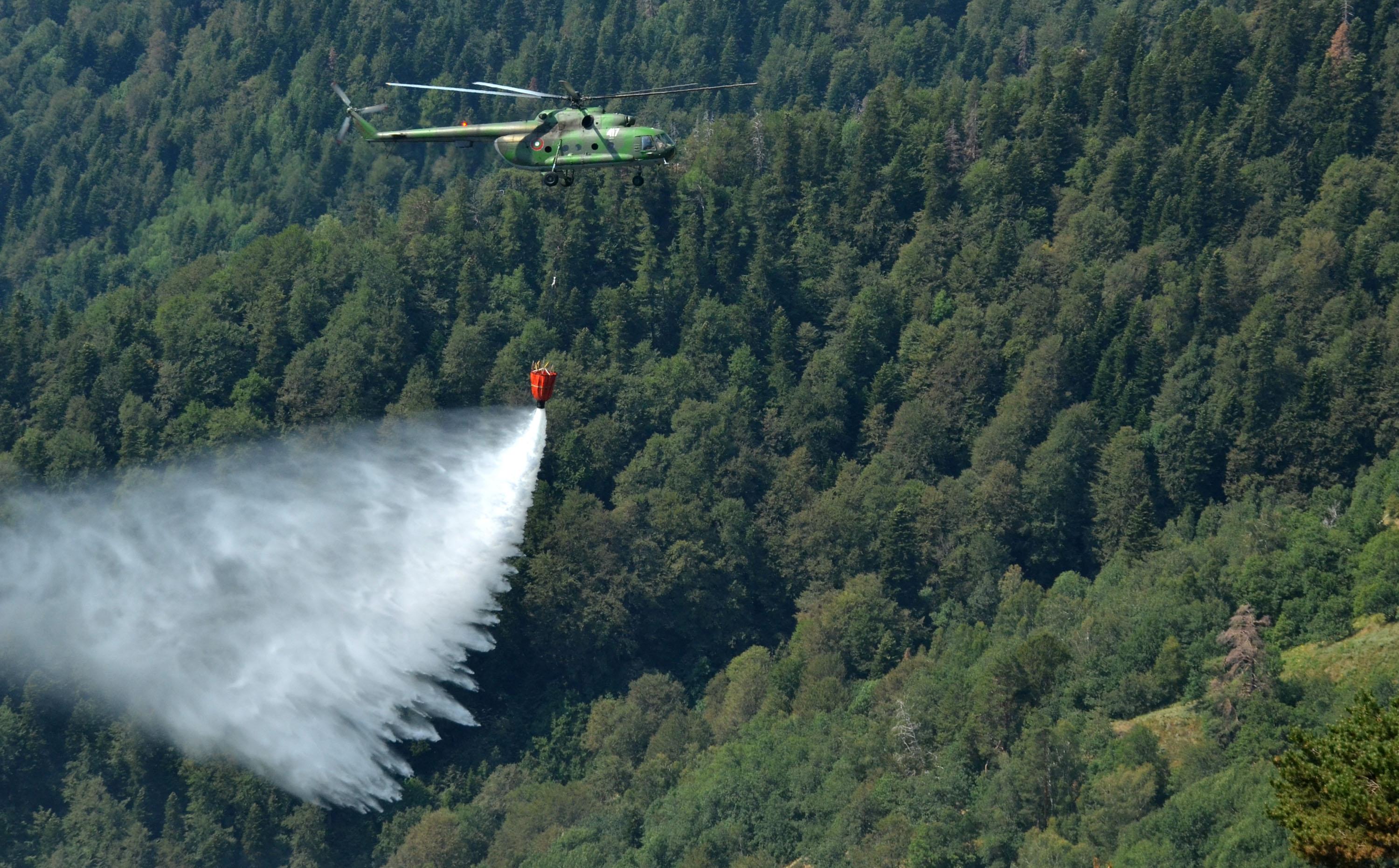 Министърът на отбраната поиска 2 млн. лева за ремонт на хеликоптерите, с които се гасят пожари