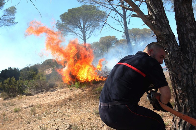10 000 души са евакуирани във Франция заради пожари