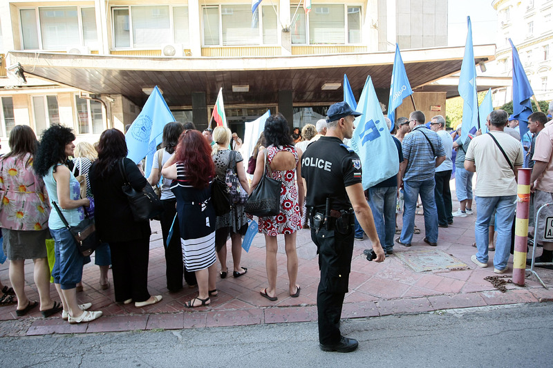 Пред Министерството на икономиката се проведе протестен митинг, организиран от Синдикалната секция на КТ ”Подкрепа” при ”ВМЗ” АД
