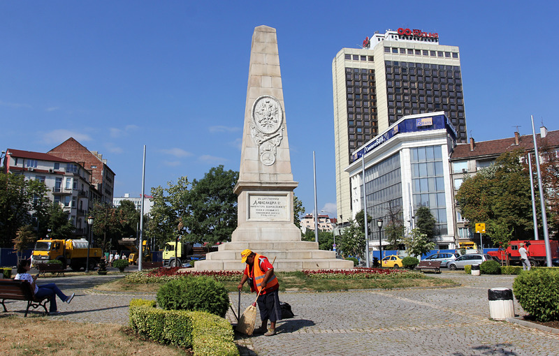 Продължава изграждането на тротоарите.