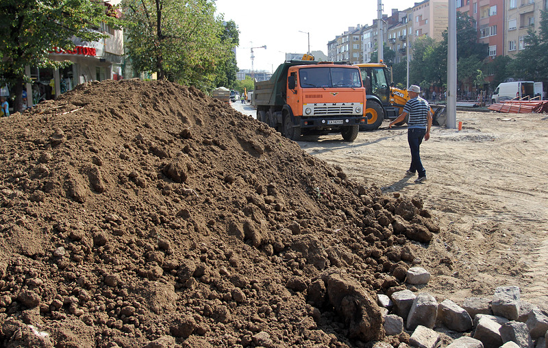 Строително-монтажните дейности на кръстовището са изпълнени на 45-50 процента.