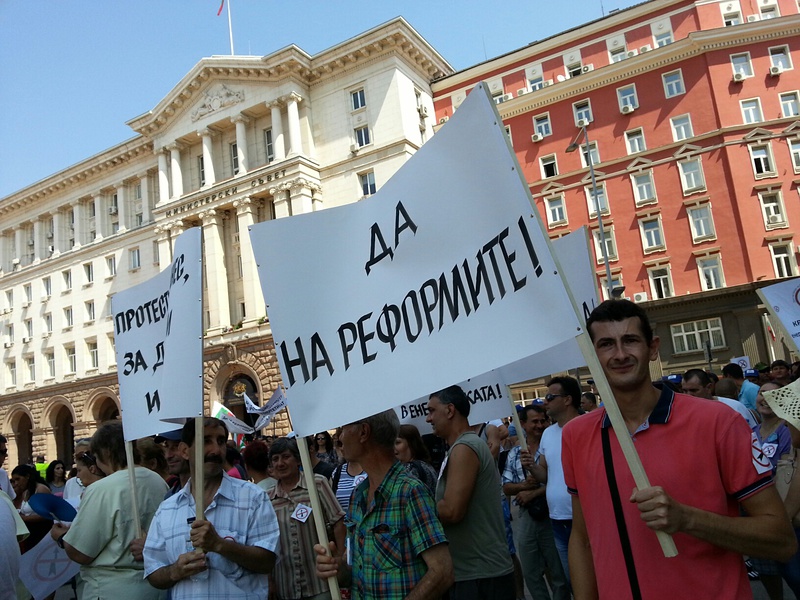 10 000 протестираха заради цените на тока